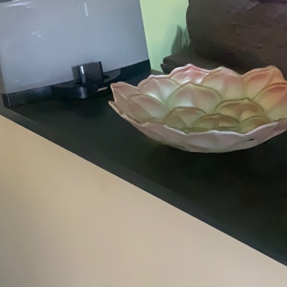 Large flower textured bowl - Picture 2 of 4